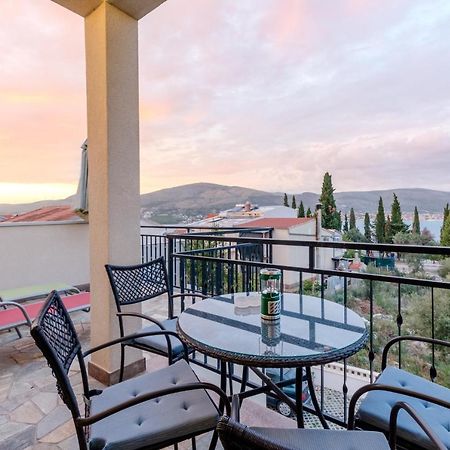 Apartments Villa Kameja Donji Okrug  Екстер'єр фото